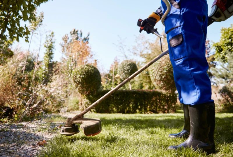 Débroussailleuse au travail sur une bordure